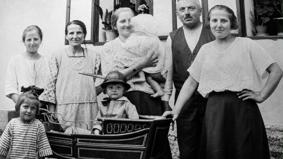 Su abuela Emilia (en el cochecito) junto a sus padres y familiares | Foto: archivo personal Su abuela Emilia (en el cochecito) junto a sus padres y familiares | Foto: archivo personal