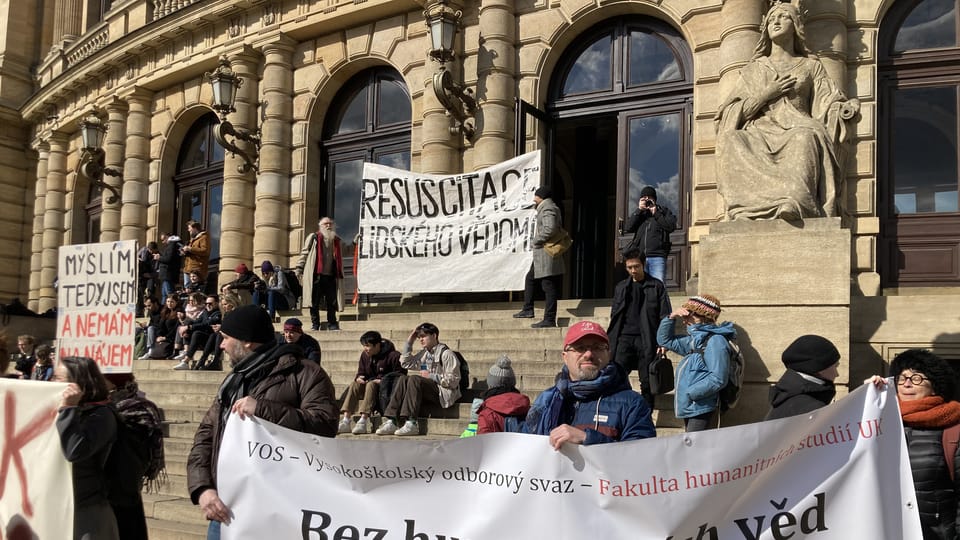 Comienzo de la manifestación enfrente de la Facultad de Filosofía y Letras de la Universidad Carolina en Praga | Foto: Martina Kutková, Radio Prague International Comienzo de la manifestación enfrente de la Facultad de Filosofía y Letras de la Universidad Carolina en Praga | Foto: Martina Kutková, Radio Prague International