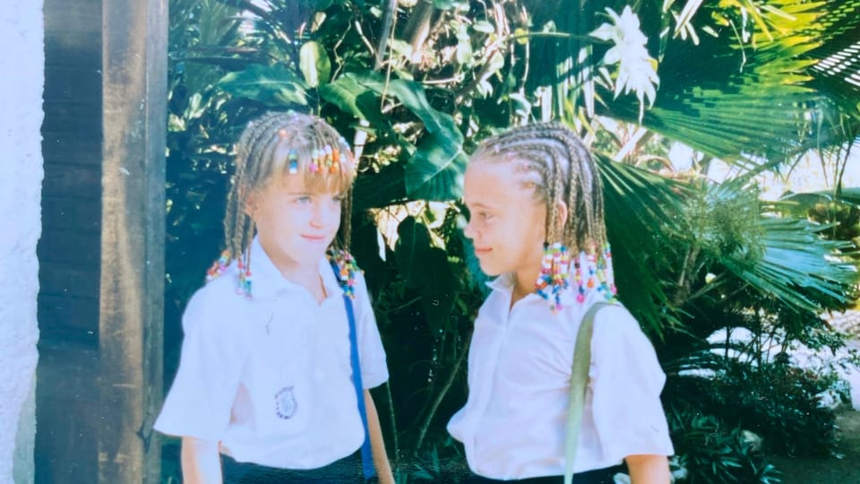 Con su hermana Tereza,  de nias | Foto: archivo personal de Kateřina Sýkorová