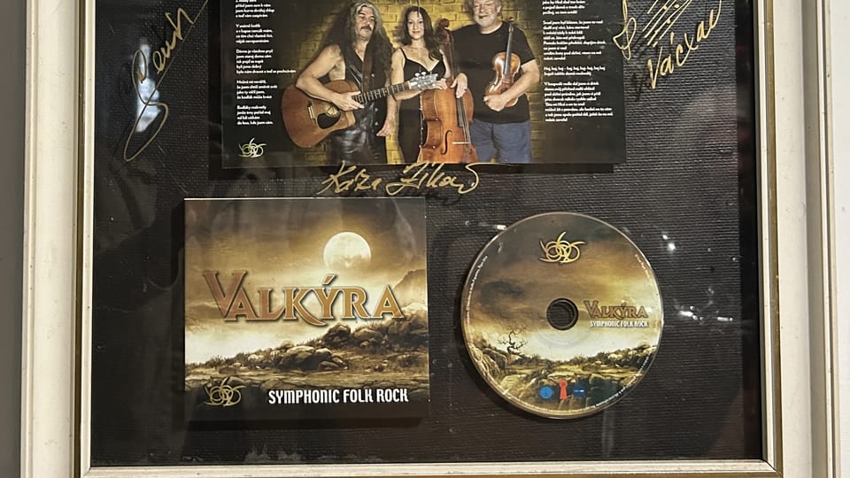 Valkýra, el grupo de rock sinfónico de Semír Murtinger, el encargado del bar | Foto: Juan Pablo Bertazza, Radio Prague International Valkýra, el grupo de rock sinfónico de Semír Murtinger, el encargado del bar | Foto: Juan Pablo Bertazza, Radio Prague International