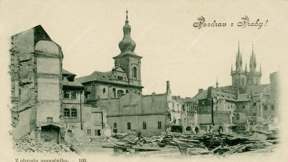 Demolición del barrio judío y detrás las torres de la Iglesia de Týn, circa 1899 | Foto: postal de Karel Bellmann, Prague City Museum Demolición del barrio judío y detrás las torres de la Iglesia de Týn, circa 1899 | Foto: postal de Karel Bellmann, Prague City Museum