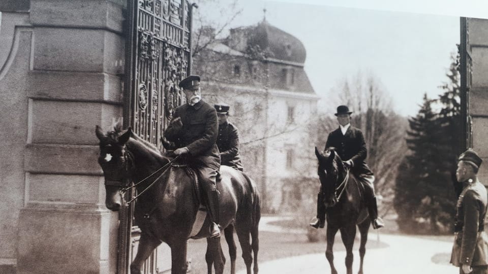TGM montando a caballo, palacio de Lány | Foto: Barbora Kvapilová, repro Zámek Lány 600 let historie/Český rozhlas TGM montando a caballo, palacio de Lány | Foto: Barbora Kvapilová, repro Zámek Lány 600 let historie/Český rozhlas