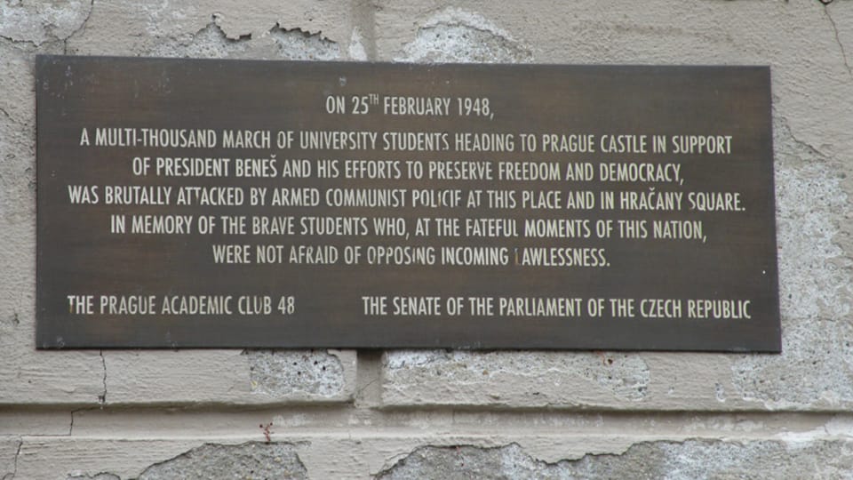 Placa en el lugar de la manifestación de estudiantes, profesores y periodistas en 1948, foto: Tereza Kalkusová Placa en el lugar de la manifestación de estudiantes, profesores y periodistas en 1948, foto: Tereza Kalkusová