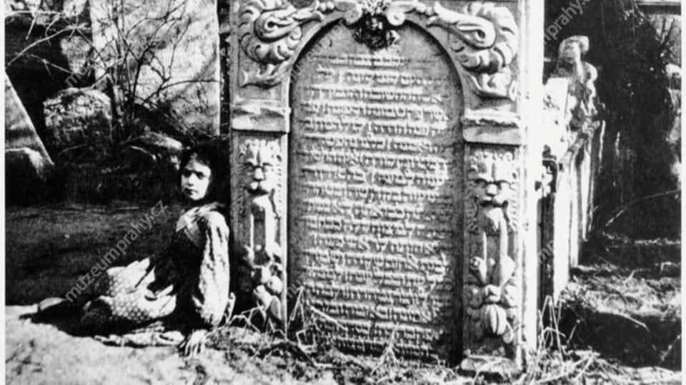 Tumba del Antiguo Cementerio Judío de la segunda mitad del siglo 19 | Foto: F. Fidrich, Prague City Museum Tumba del Antiguo Cementerio Judío de la segunda mitad del siglo 19 | Foto: F. Fidrich, Prague City Museum