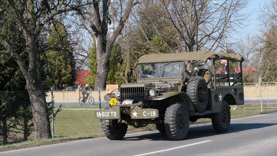 Convoy de vehículos militares históricos con motivo del 80 aniversario de la liberación y los bombardeos de Praga en 1945 | Foto: Bohumil Šimčík, Radio Prague International Convoy de vehículos militares históricos con motivo del 80 aniversario de la liberación y los bombardeos de Praga en 1945 | Foto: Bohumil Šimčík, Radio Prague International