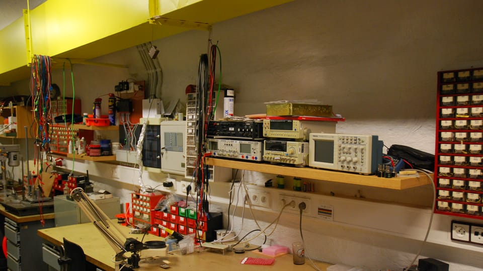 En el laboratorio de microtrones del Instituto de Física Nuclear de la Academia de Ciencias | Foto: archivo personal de Zane Perkone En el laboratorio de microtrones del Instituto de Física Nuclear de la Academia de Ciencias | Foto: archivo personal de Zane Perkone