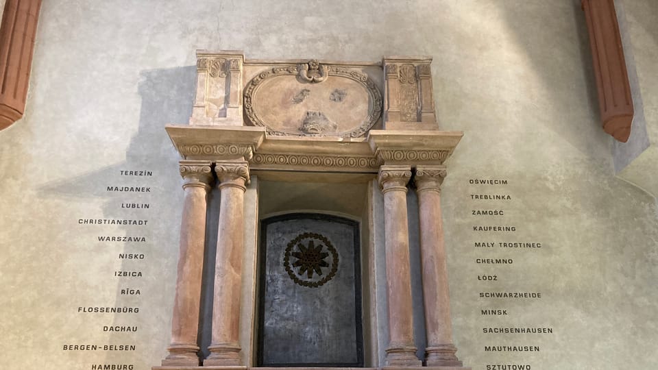 Antiguo armario para los rollos de la Torá en la Sinagoga de Pinkas | Foto: Martina Kutková, Radio Prague International Antiguo armario para los rollos de la Torá en la Sinagoga de Pinkas | Foto: Martina Kutková, Radio Prague International