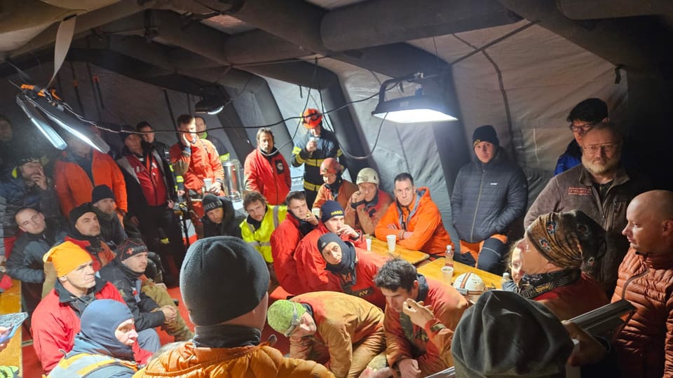 Decenas de rescatistas,  bomberos,  médicos espeleólogos y especialistas en operaciones subterráneas se reunieron en la zona cercana a Rudice | Foto: HZS ČR