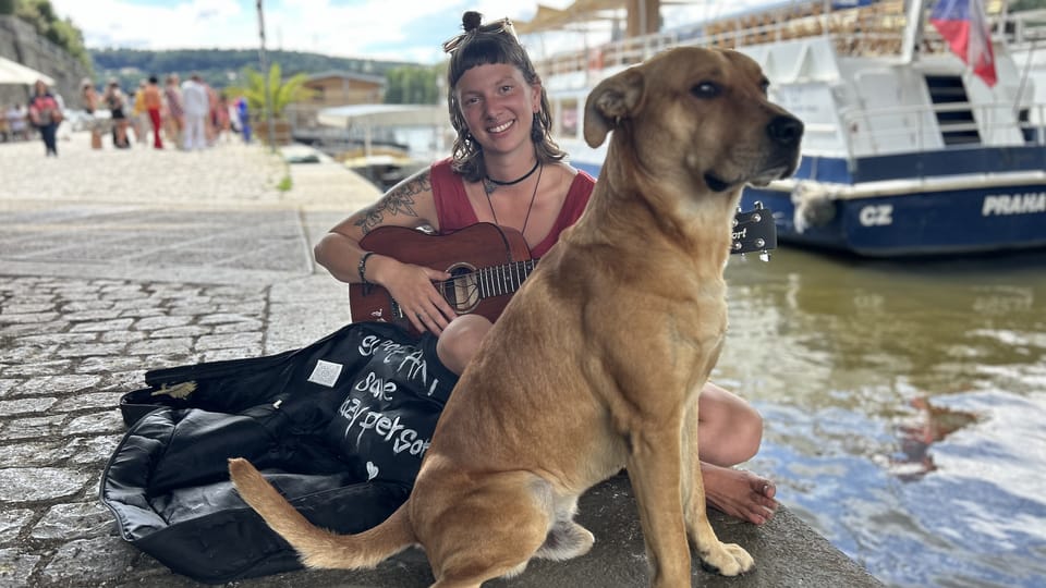 Anna Toulka y su inseparable perro Willow | Foto: Juan Pablo Bertazza, Radio Prague International Anna Toulka y su inseparable perro Willow | Foto: Juan Pablo Bertazza, Radio Prague International