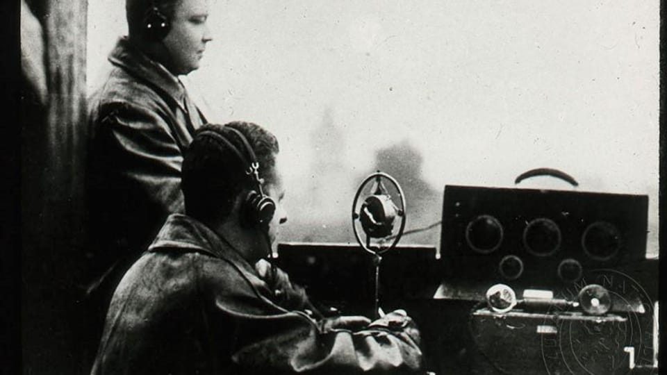 Josef Laufer comenta el partido entre el Hungária Budapest y el Slavia Praga, 1926 | Foto: e-Sbírky, Národní muzeum, CC BY 4.0 DEED Josef Laufer comenta el partido entre el Hungária Budapest y el Slavia Praga, 1926 | Foto: e-Sbírky, Národní muzeum, CC BY 4.0 DEED