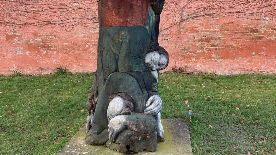 La estatua Getsemaní de J. Kobr de 2008 situada en los jardines del Monasterio | Foto: Martina Kutková, Radio Prague International La estatua Getsemaní de J. Kobr de 2008 situada en los jardines del Monasterio | Foto: Martina Kutková, Radio Prague International