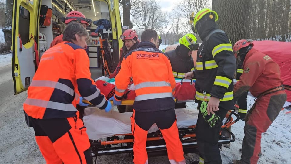 Después de 21 horas,  el espeleólogo herido se encuentra sano y salvo y bajo observación médica | Foto: HZS ČR