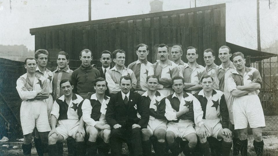 Josef Laufer con 'su' Slavia Praga | Foto: e-Sbírky, Národní muzeum, CC BY 4.0 DEED Josef Laufer con 'su' Slavia Praga | Foto: e-Sbírky, Národní muzeum, CC BY 4.0 DEED