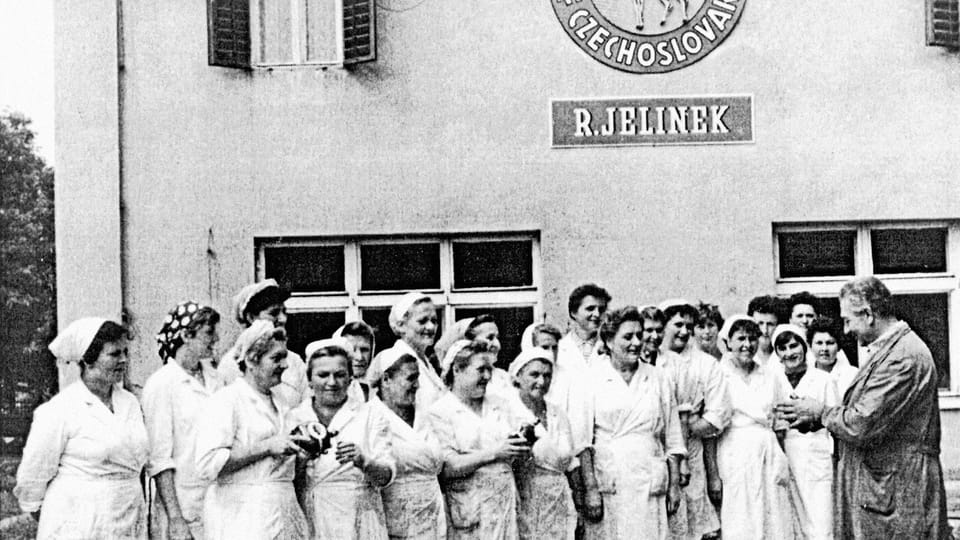 Foto repro: Marcel Sladkowski: Království slivovice - Osudy palírníků a palíren ve Vizovicích / RUDOLF JELÍNEK a.s. Foto repro: Marcel Sladkowski: Království slivovice - Osudy palírníků a palíren ve Vizovicích / RUDOLF JELÍNEK a.s.