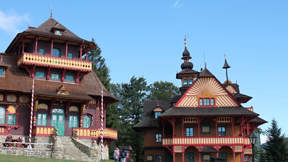 La casa Libušín y el hotel Maměnka | Foto: Ondřej Tomšů, Radio Prague International La casa Libušín y el hotel Maměnka | Foto: Ondřej Tomšů, Radio Prague International