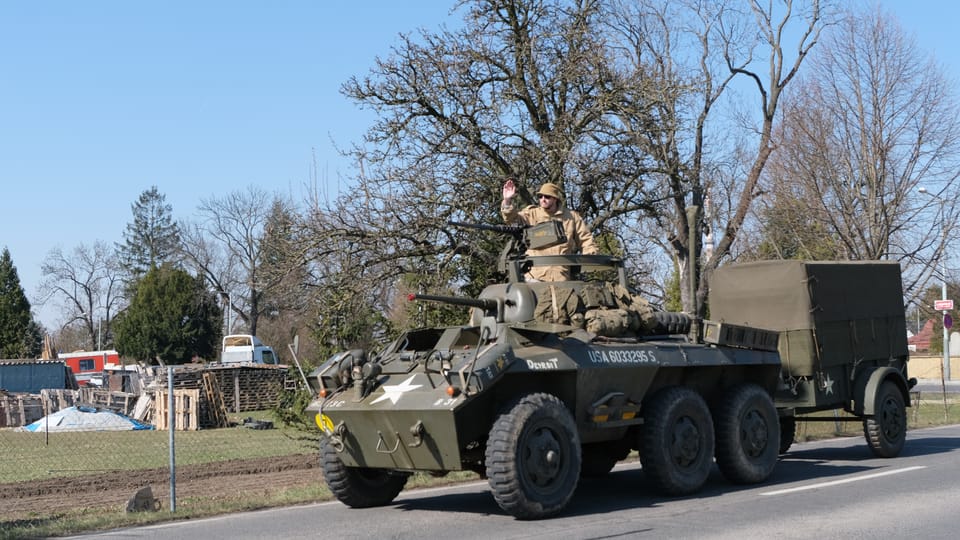 Convoy de vehículos militares históricos con motivo del 80 aniversario de la liberación y los bombardeos de Praga en 1945 | Foto: Bohumil Šimčík, Radio Prague International Convoy de vehículos militares históricos con motivo del 80 aniversario de la liberación y los bombardeos de Praga en 1945 | Foto: Bohumil Šimčík, Radio Prague International