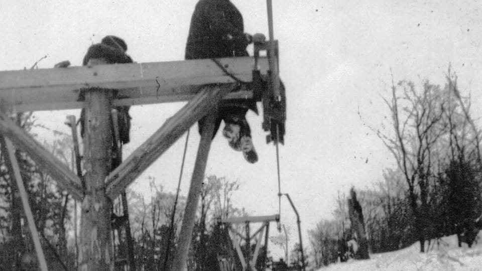 La construcción de soportes de madera (1940) | Foto: archivo de Jan Šrubař/Podhorská jednota Radhošť La construcción de soportes de madera (1940) | Foto: archivo de Jan Šrubař/Podhorská jednota Radhošť