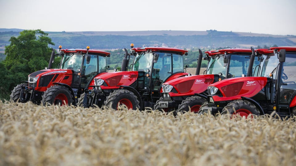 Fila de tractores Zetor, foto: gentileza departamento de marketing y comunicación Zetor Fila de tractores Zetor, foto: gentileza departamento de marketing y comunicación Zetor