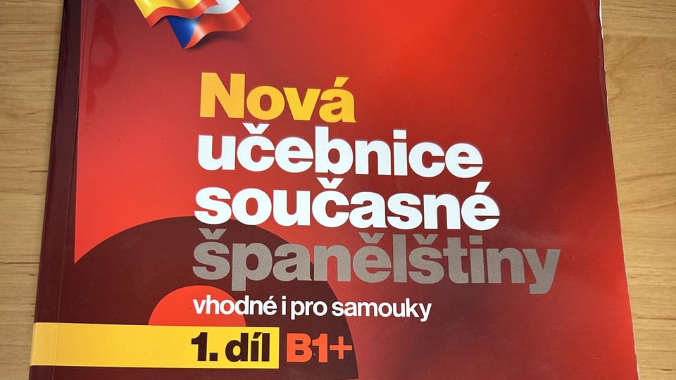 Su famoso libro rojo de español,  creado a partir de las necesidades de sus estudiantes  | Foto: Juan Pablo Bertazza,  Radio Prague International