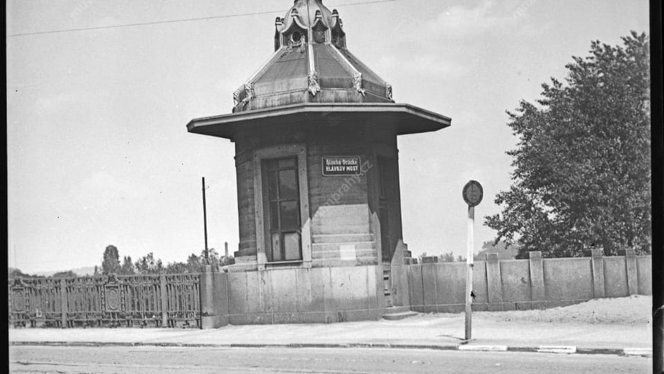 Puente Hlávkův con el detalle de la cabina para cobrar peaje en el puente. | Foto: Jindra, Museo de la Ciudad de Praga Puente Hlávkův con el detalle de la cabina para cobrar peaje en el puente. | Foto: Jindra, Museo de la Ciudad de Praga