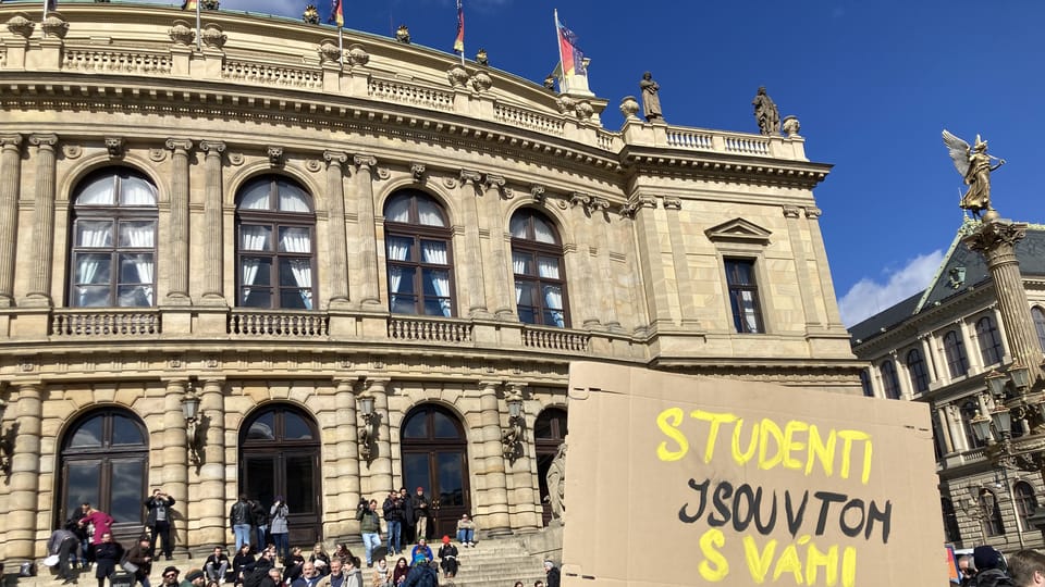 Comienzo de la manifestación enfrente de la Facultad de Filosofía y Letras de la Universidad Carolina en Praga | Foto: Martina Kutková, Radio Prague International Comienzo de la manifestación enfrente de la Facultad de Filosofía y Letras de la Universidad Carolina en Praga | Foto: Martina Kutková, Radio Prague International