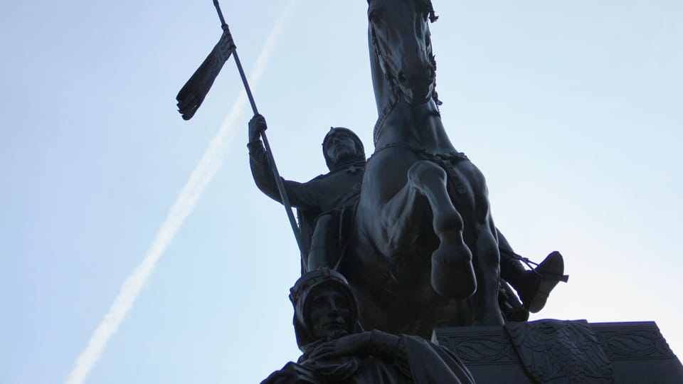Un semental de siete años del ejército llamado Ardo sirvió de modelo para realizar la estatua del caballo | Foto: Barbora Němcová, Radio Prague International Un semental de siete años del ejército llamado Ardo sirvió de modelo para realizar la estatua del caballo | Foto: Barbora Němcová, Radio Prague International