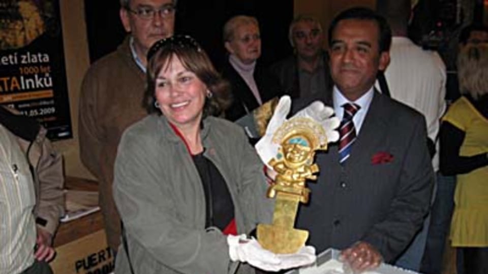 Victoria Mujica, Alberto Salas y el tumi Victoria Mujica, Alberto Salas y el tumi