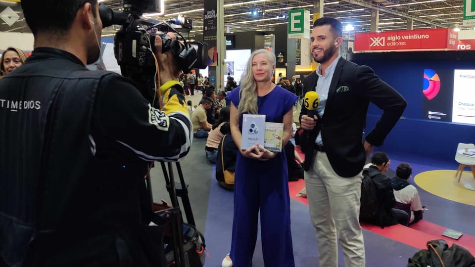 La escritora Markéta Pilátová fue entrevistada en directo por un canal de televisión mexicano | Foto: Daniel Ordóñez, Radio Prague International La escritora Markéta Pilátová fue entrevistada en directo por un canal de televisión mexicano | Foto: Daniel Ordóñez, Radio Prague International
