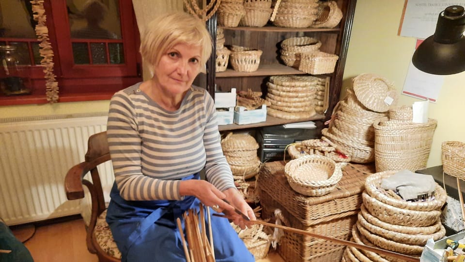 Iveta Dandová teje productos de espadaña, foto: Ivana Bernáthová Iveta Dandová teje productos de espadaña, foto: Ivana Bernáthová