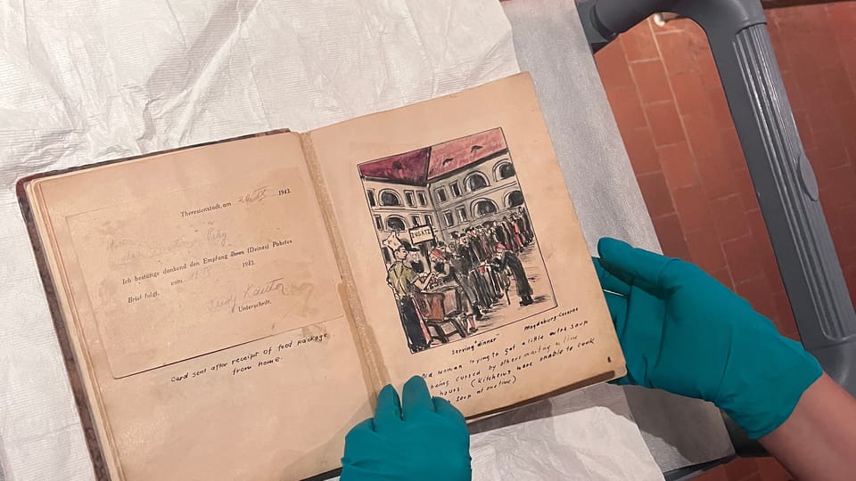 El álbum,  compuesto por 127 acuarelas,  dibujos y textos realizados por Alfred Kantor | Foto: Alexis Rosenzweig,  Radio Prague International