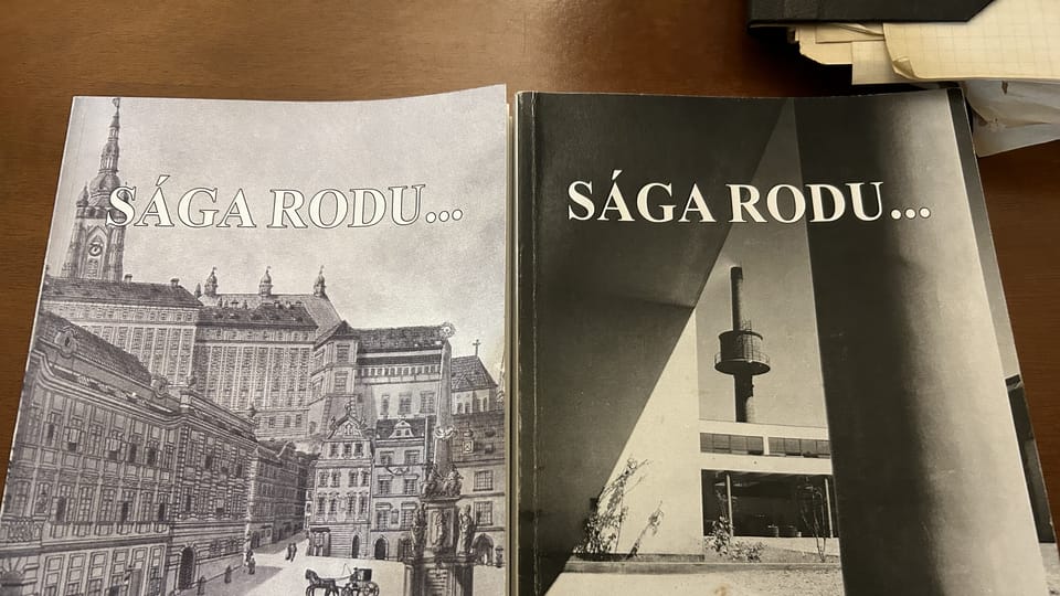 Dos libros sobre la historia de la farmacia | Foto: Juan Pablo Bertazza,  Radio Prague International