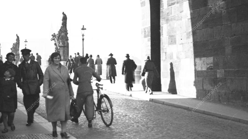 Vista desde la plaza Křižovnické hacia el puente, alrededor de 1934 | Foto: Hans Harles, Museo de la Ciudad de Praga Vista desde la plaza Křižovnické hacia el puente, alrededor de 1934 | Foto: Hans Harles, Museo de la Ciudad de Praga