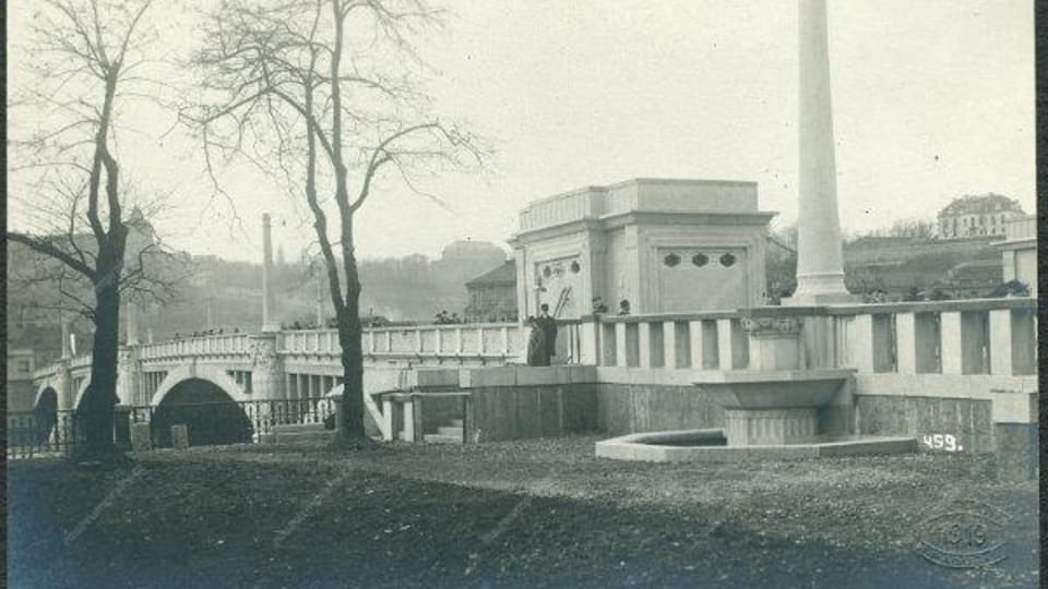 Puente Franz Ferdinand  (hoy Puente Mánes) poco después de su finalización. En primer plano,  una fuente y una cabina de peaje  (1914) | Foto: Tomáš Vojta,  Museo de la Ciudad de Praga