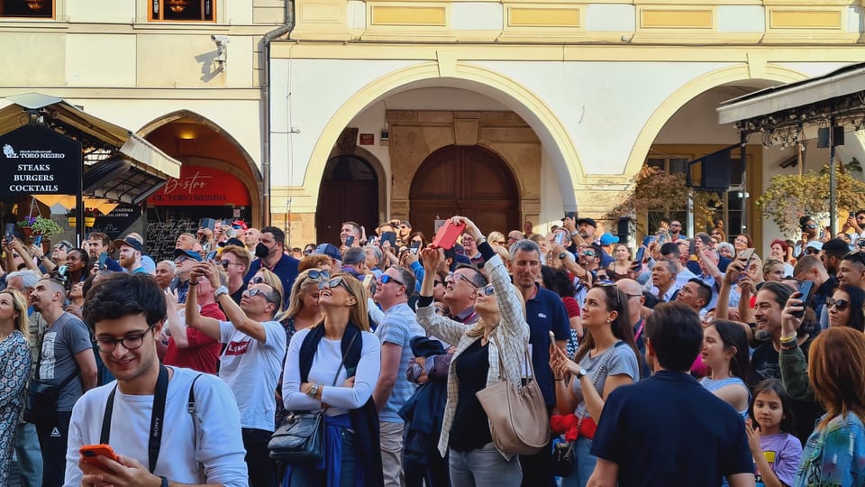 Turistas frente al Reloj Astronómico de Praga | Foto: Klára Stejskalová, Radio Prague International Turistas frente al Reloj Astronómico de Praga | Foto: Klára Stejskalová, Radio Prague International