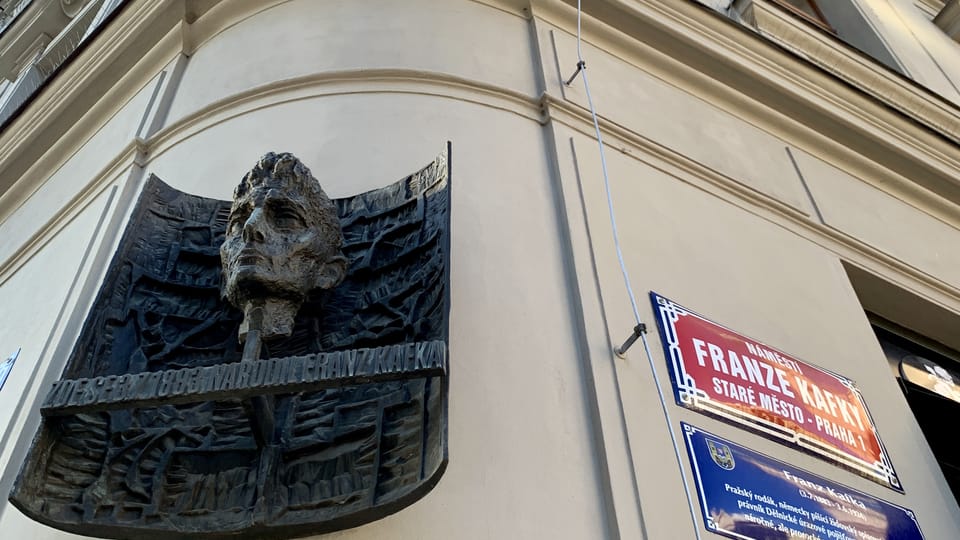 Placa en la Plaza Franz Kafka, ubicada donde nació | Foto: Juan Muttoni, Radio Prague International Placa en la Plaza Franz Kafka, ubicada donde nació | Foto: Juan Muttoni, Radio Prague International