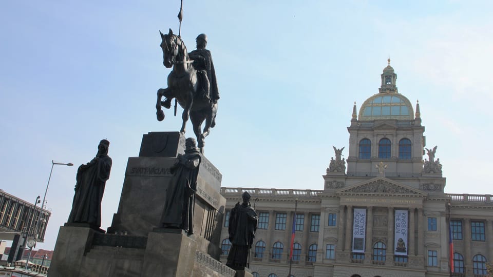 La famosa estatua ecuestre la completan cuatro esculturas de santos de pie. Se trata de santa Ludmila, san Procopio, san Adalberto y santa Inés | Foto: Barbora Němcová, Radio Prague International La famosa estatua ecuestre la completan cuatro esculturas de santos de pie. Se trata de santa Ludmila, san Procopio, san Adalberto y santa Inés | Foto: Barbora Němcová, Radio Prague International
