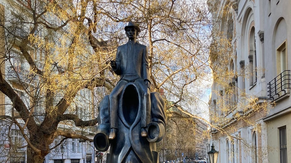 Monumento de Franz Kafka hecho por Jaroslav Róna | Foto: Martina Kutková, Radio Prague International Monumento de Franz Kafka hecho por Jaroslav Róna | Foto: Martina Kutková, Radio Prague International