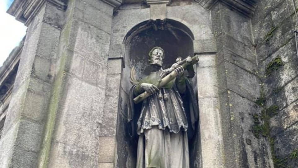 Saõ Joaõ Nepomucenu protege la ciudad de Porto de Catedral mirando al rio Douro. | Foto: archivo personal de Pavel Novák Saõ Joaõ Nepomucenu protege la ciudad de Porto de Catedral mirando al rio Douro. | Foto: archivo personal de Pavel Novák