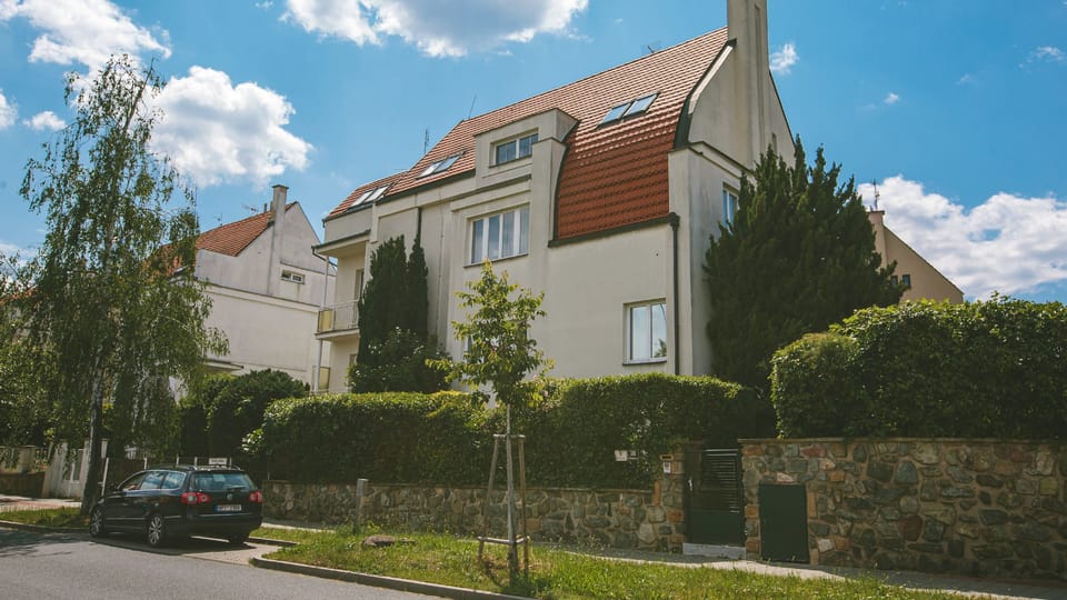 A principios de la década de 1920, la cooperativa de construcción «Rodina» estaba construyendo una colonia de villas en la colina de Žlutý vrch. Bohuslav Fuchs diseñó la villa, que se realizó en varias modificaciones en 1923-1924 | Foto: Jana Volková, Český rozhlas A principios de la década de 1920, la cooperativa de construcción «Rodina» estaba construyendo una colonia de villas en la colina de Žlutý vrch. Bohuslav Fuchs diseñó la villa, que se realizó en varias modificaciones en 1923-1924 | Foto: Jana Volková, Český rozhlas