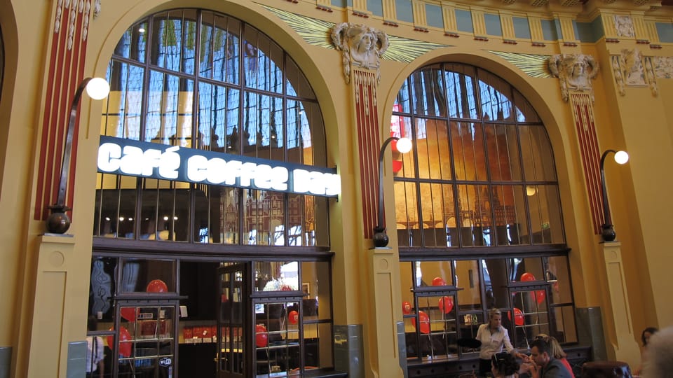 La cafetería de Fanta, en el edificio histórico de la Estación Central de Praga, foto: Anton Kаjmakov La cafetería de Fanta, en el edificio histórico de la Estación Central de Praga, foto: Anton Kаjmakov