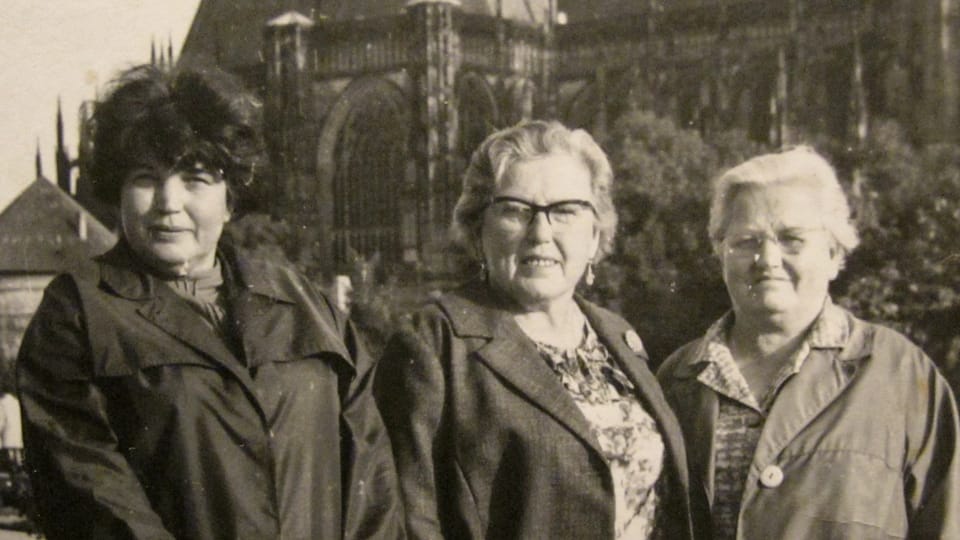 Su abuela (en el medio) junto a sus dos hermana en el Castillo de Praga, año 1965 | Foto: archivo personal Su abuela (en el medio) junto a sus dos hermana en el Castillo de Praga, año 1965 | Foto: archivo personal
