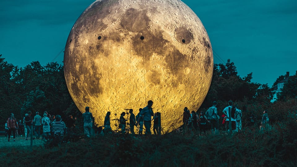 El modelo de la Luna llamado Lunalóna | Foto: Michal Bernátek,  El Observatorio y Planetario de Brno