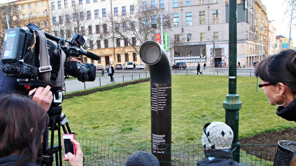 Poesiomat en la Plaza Náměstí Míru en Praga | Foto: Miloslav Hamřík, Český rozhlas Poesiomat en la Plaza Náměstí Míru en Praga | Foto: Miloslav Hamřík, Český rozhlas