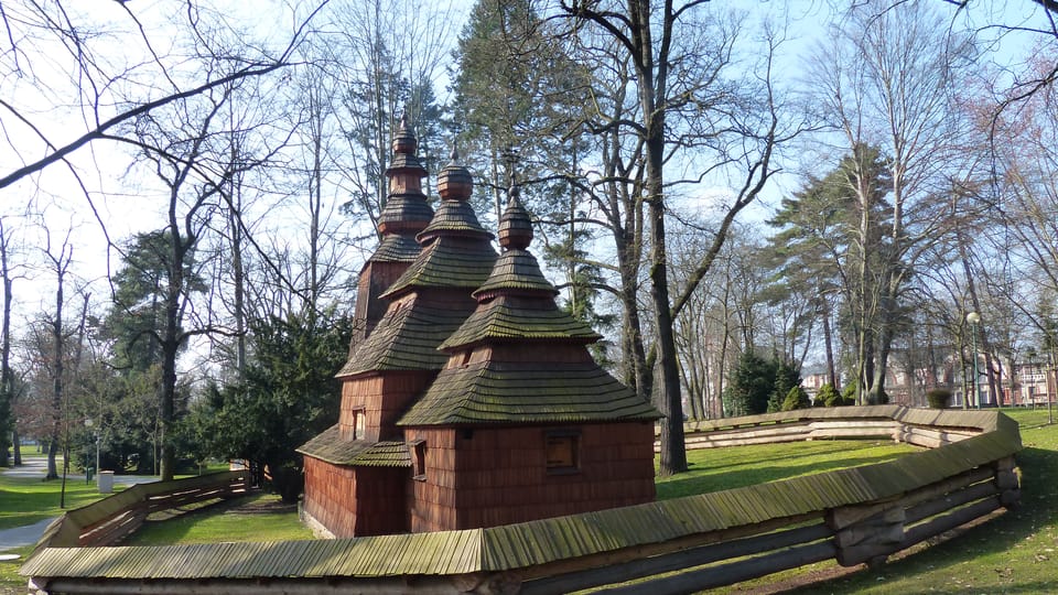 La iglesia de madera de St. Mikuláš en Hradec Králové pertenece al grupo de iglesias eslovacas salvadas inscritas en la lista de la UNESCO | Foto: Klára Stejskalová,  Radio Prague International
