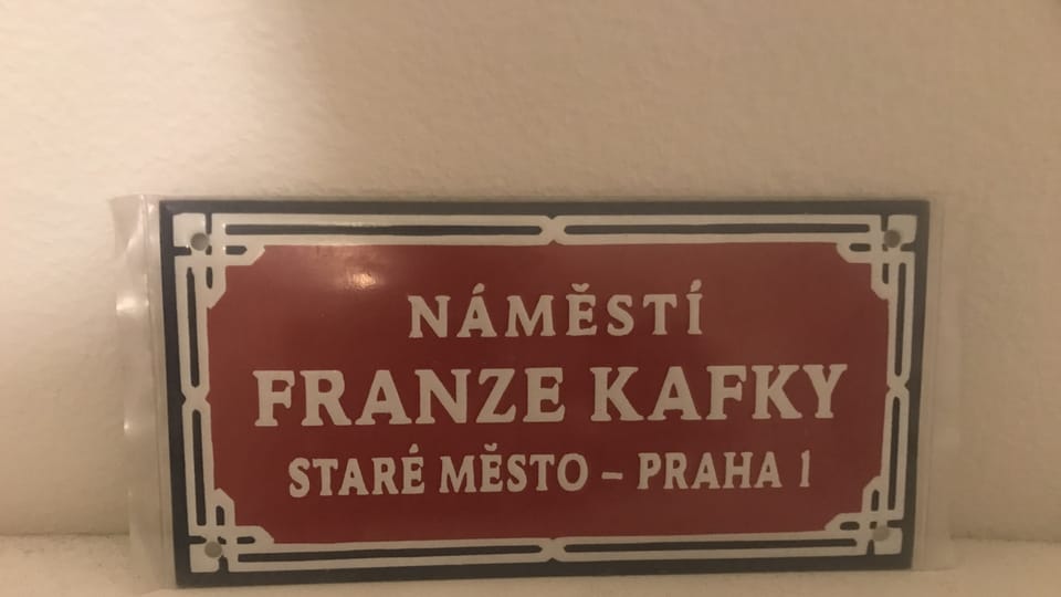 Un souvenir que replica el diseño de los carteles de las calles praguenses | Foto: Juan Pablo Bertazza, Radio Prague International Un souvenir que replica el diseño de los carteles de las calles praguenses | Foto: Juan Pablo Bertazza, Radio Prague International