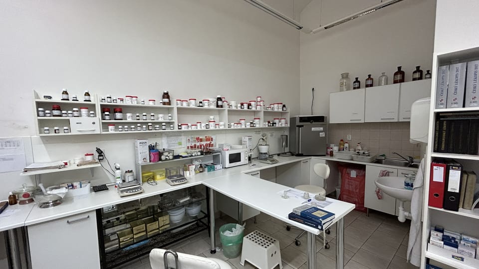 El laboratorio dentro de la farmacia | Foto: Juan Pablo Bertazza, Radio Prague International El laboratorio dentro de la farmacia | Foto: Juan Pablo Bertazza, Radio Prague International