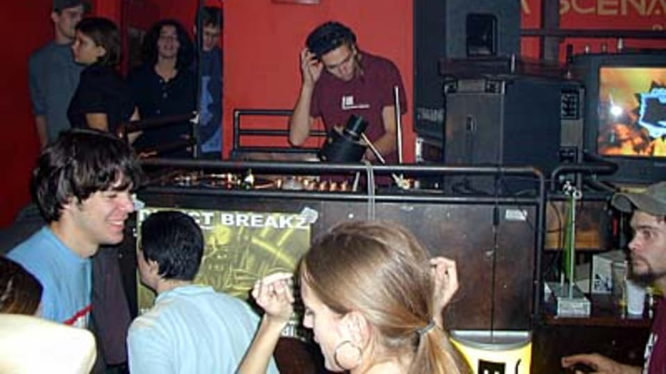 Los escenarios pequeños están destinados principalmente para los DJ´s Los escenarios pequeños están destinados principalmente para los DJ´s