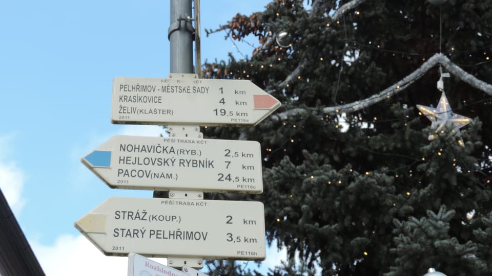 Carteles en Pelhřimov con árbol de navidad, foto: Juan Pablo Bertazza Carteles en Pelhřimov con árbol de navidad, foto: Juan Pablo Bertazza