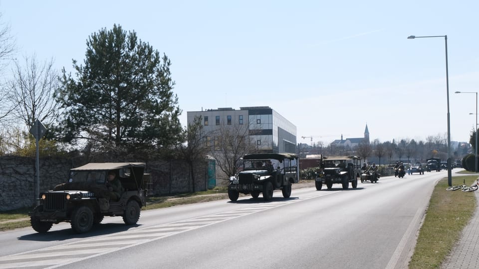 Convoy de vehículos militares históricos con motivo del 80 aniversario de la liberación y los bombardeos de Praga en 1945 | Foto: Bohumil Šimčík, Radio Prague International Convoy de vehículos militares históricos con motivo del 80 aniversario de la liberación y los bombardeos de Praga en 1945 | Foto: Bohumil Šimčík, Radio Prague International