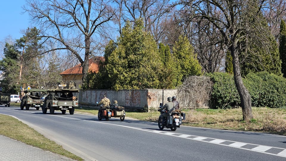 Convoy de vehículos militares históricos con motivo del 80 aniversario de la liberación y los bombardeos de Praga en 1945 | Foto: Štěpánka Budková, Radio Prague International Convoy de vehículos militares históricos con motivo del 80 aniversario de la liberación y los bombardeos de Praga en 1945 | Foto: Štěpánka Budková, Radio Prague International